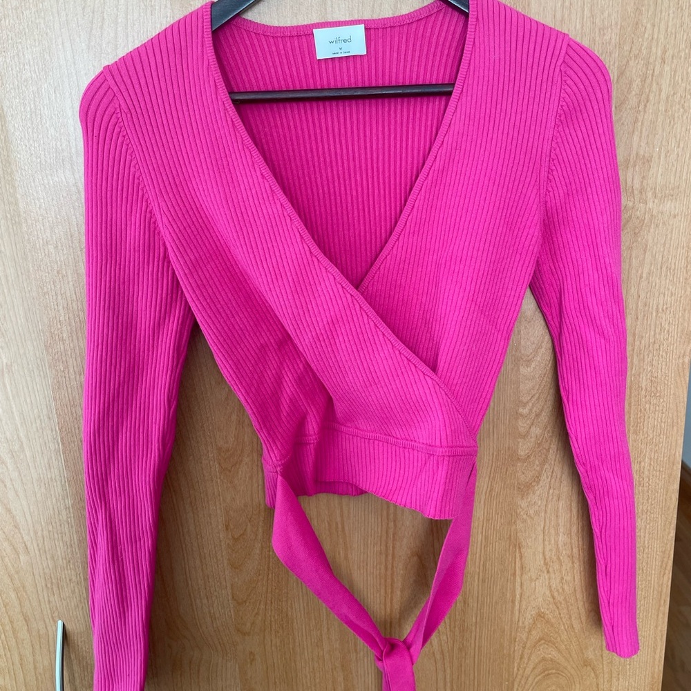 Wilfred “All Tied Up” Fuchsia Ribbed V-Neck Top
